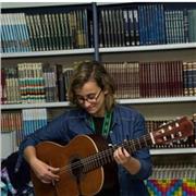 Músico imparte clases de guitarra a niños que estén empezando en este instrumento en Cádiz